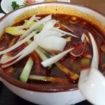 華香苑 - ミニラーメンの四川麻辣麺。見た目通りの辛さです(^_^;)