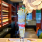 Cafe Lisas - 季節のパフェ（白桃パフェ）