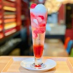 Cafe Lisas - 苺クリームソーダ