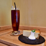カフェ アンド ファクトリー パルケ - [左]水出しコーヒー@490円│[右]プレーン カットタイプ@460円