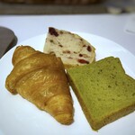 カフェ コントレイル - ◆パンは小さめで薄いスライス。トースターも用意されていましたが混んでいたので使用せず。 マーガリンやジャム数種類もありました。