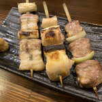 串ヤキ炭ヤ - 左から、豚串・鶏もも・はつ。全て塩で戴きました。山わさびのアクセントがたまらない！