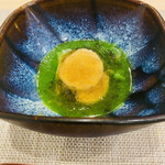日本料理 孝 - 緑鮮やかなすりながしと涼やかなお出汁のジュレ
            春を感じさせます
            ホタテの下にはうるいと菜の花が隠れてますよ
