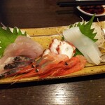 金町製麺 - 刺身盛（コウイカ、柳タコ、甘エビ、アジの酢〆、スズキの昆布〆）