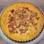 キッシュとフレンチ惣菜のお店 ミネット - おまけ写真1, 自作のキッシュロレーヌ(しめじも入れています)、二箇所きちんとしてなかったので、失敗作、味はとても良し。オーラも十二分!これより迫力のあるキッシュの写真はネットで見つけられず!卵黄を多く使ったのが良かった。次回は完璧なものを作りたい!