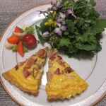キッシュとフレンチ惣菜のお店 ミネット - おまけ写真2, トマト、人参、セロリのピクルス、サラダ、カブ、小松菜(花、葉）、赤い源助大根の花、葉(自分で品種改良)、わさび菜