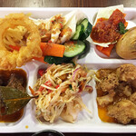 シュエターニ - ランチブッフェのマイチョイス。左上から時計回りに→イカ天ぷら、スティックサラダの発酵ソースかけ、煮卵、豚バラの煮込み、キャベツの発酵ソース和え、ビーフ煮込み。白いご飯をおかわり。¥980