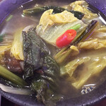 シュエターニ - 前回以上にスープの美味しさに驚く。酸味、からさ、肉か魚の出しの味の野菜たっぷりおすまし。高菜の漬物のようなものが入っている。