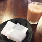 シュエターニ - プリンプリンのココナツゼリーとポットサービスの濃いホットチャイ