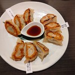 肉汁餃子 つむぎ。 - チーズ、鶏と青紫蘇、ラムとクミン