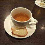 Ab・de・F - ビスク。カップを温めないもんだから、提供時点で既に冷めてます。添えてあるバゲットも湿気っとるがな。軽くリベイクするだけなのに、何故やらないのかな？