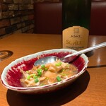 ワイン厨房 晩酌邸 - お店の定番のお芋と魚介の梅和え