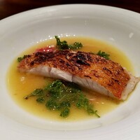 蒼 - 金目のアラから取ったブイヨンに、地蛤のお出汁あわせて、地金目鯛のアクアパッツァのように出汁を吸わせる。皮目をパリッと焼き上げて、花山椒のスープに戻す。思いだすと泣きたくなるほど美味しい。