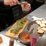 トリワイン ＰＩＫＯＳＨＨＨＵ - カツサンド調理中