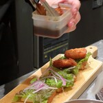 トリワイン ＰＩＫＯＳＨＨＨＵ - カツサンド調理中！