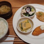 Cafe＆Meal Muji - 海老と白身魚のしんじょう、サーモンフライ、豆野菜の厚焼き玉子、釜揚げしらすときゅうりの梅和え、豆腐とわかめの味噌汁、白ご飯