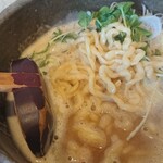 北野 - 麺は縮れ麺