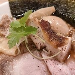 麦と麺助 - ホロホロ鳥のモモ肉炙り仕上げ