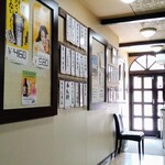 ふくえもん - 店内はスナック風の造り。小上がりあり。