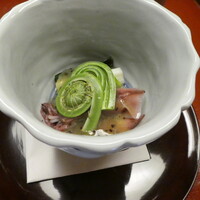 木山 - 春の喜びを告げるような、こごみの緑色です。 蛍烏賊と山菜にキウイソースの酸味がとてもよくあいました