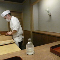 木山 - 目の前で鰹節を引いて下さいます。 手入れの行き届いたカンナの刃で勢いよく削られ、心地よいリズムがお店に響きます