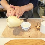 あみじま茶屋 - 煎茶を目の前で淹れてくれる Serving tea