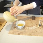 あみじま茶屋 - 番茶を目の前で淹れてくれる Serving tea