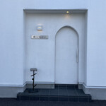 Sushi Inukai - 外観
                        真っ白な四角い一軒の建物が目印。扉を開けるとすぐにセンサーで気付いて頂けます。