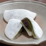 福寿園 - 料理写真:昆布巻きのような宇治抹茶あん(粒餡)をお餅で包んでます