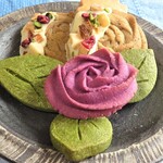 Yaki Gashi Hi Hautau - 紫芋クッキー、ホワイトチョコのデコレーションクッキー、抹茶クッキー、プレーンバニラ