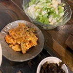 Hatagohan - サラダ、小鉢（鶏挽き肉のピリ辛味噌煮）、昆布