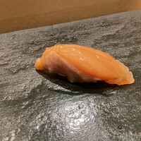 まんてん鮨 日比谷オクロジ店 - マス桜の葉塩締め。食べてふわっと桜の葉の香りが広がり、その後身のもちねち感を楽しむ。
                    