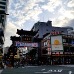 Yokohama Chuukagai Pekin Hanten - 東門とお店・遠景。