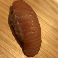 鮨 さかい - 鱒の介。女川産の天然のキングサーモン。エロい。エロ過ぎる舌触り