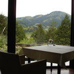 la ferme レストラン - 大きな窓から望む里山風景（１等席）