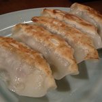 屋台とんこつらーめん めん吉 - 大きい餃子