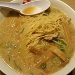 京都銀閣寺 ますたに 日本橋本店 - 麺は細いです。メンマは太め柔らかめ。チャーシューには存在感ありません。悪くはないですが、出汁用的な、薄切りで良く火が通っている、普通のチャーシューです