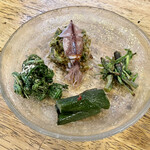 旬ものと日本酒 とみ笑 - 山菜の皿