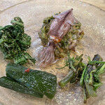 旬ものと日本酒 とみ笑 - 山菜の皿