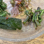 旬ものと日本酒 とみ笑 - 山菜の皿