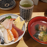 鮨・酒・肴 杉玉  - 海鮮10種丼+鯛出汁あさり汁 1,050円