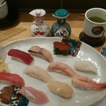 Kanazawa Maimon Zushi Tamahime - お寿司の並べ方が綺麗です。お醤油は2種類。甘めの方を使ってみました