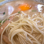 Ryuukoken - 生卵が光るまろやかなスープ。麺は中太ストレート。