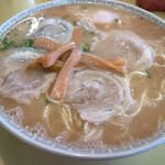 龍虎軒 - 「特製ラーメン」（650円）。大きな丼にタプタプのスープ。
