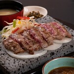 贅 - 料理写真:まずはこれ、税込1000円ステーキランチ