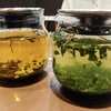 モモチカフェ&ダイニング - 日本茶ベースのリラックスハーブティーと、ほうじ茶ベースのアクティブハーブティー。茶葉やハーブが美しく見えるポットでたっぷりいただけます♪