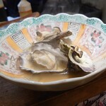 さかとけ - 北海道生殻付き岩牡蠣半熟酒蒸し ￥328