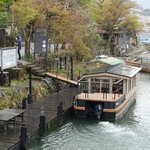 星のや京都 - 渡月橋から見た星のや京都の屋形船：望遠撮影