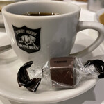 カレーの店 ボンベイ - 最後に濃いコーヒーとチョコを出してもらえました。