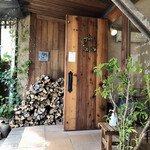 パン屋 塩見 - まるで山小屋のような雰囲気